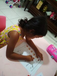 kegiatan menarik untuk anak tk memgang pensil