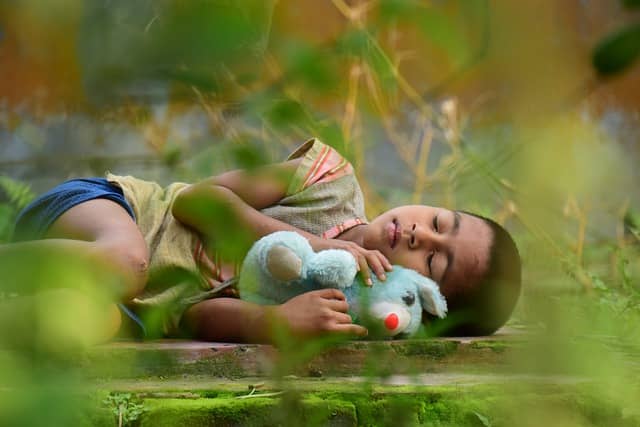 anak yang melamun