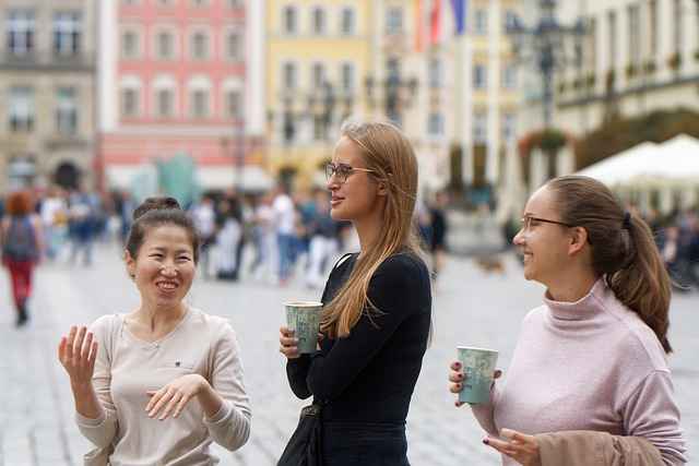 pengertian interaksi sosial asosiatif