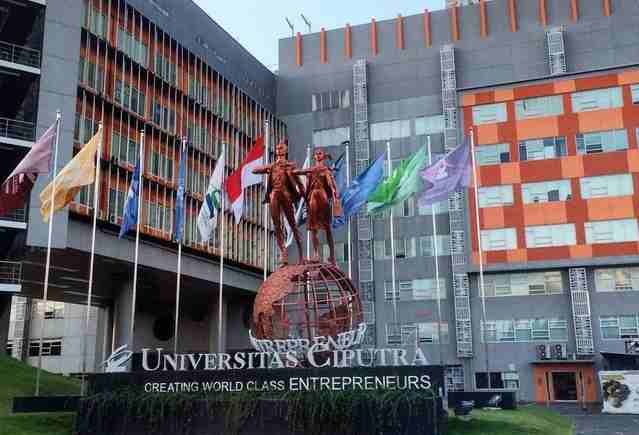 universitas swasta akreditasi A di Surabaya