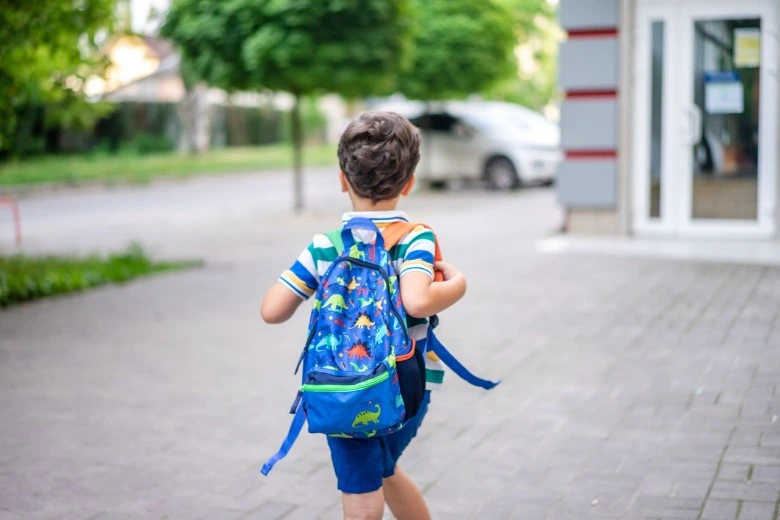 Anak kembali ceria dan bersemangat sebagai hasil dari panduan mengatasi anak malas sekolah setelah liburan.