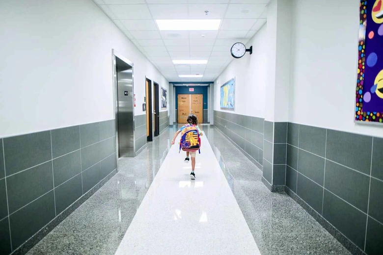 Anak saat berangkat membuktikan keberhasilan cara membangun rutinitas pagi anak sekolah.