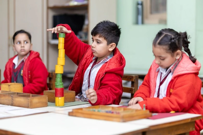Mengenalkan lingkungan positif sebagai cara mengatasi anak cemas masuk sekolah baru
