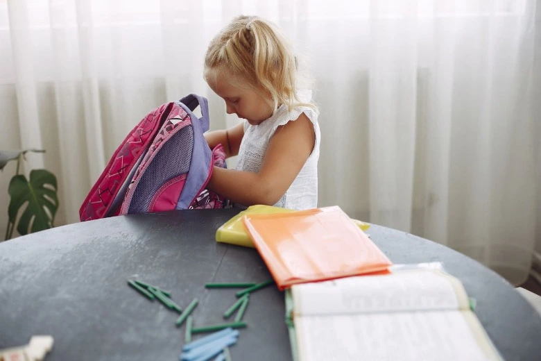 Anak membawa tas ransel sebagai tips hari pertama masuk sekolah agar anak percaya diri