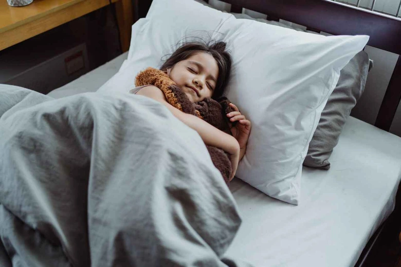 Anak tidur dengan nyaman sebagai langkah awal mengatasi anak susah bangun pagi untuk sekolah