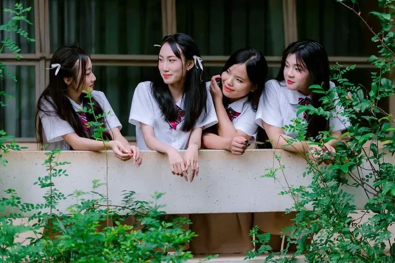 Sekelompok siswa baru mengobrol santai di area sekolah yang membantu kelancaran adaptasi anak masuk smp.