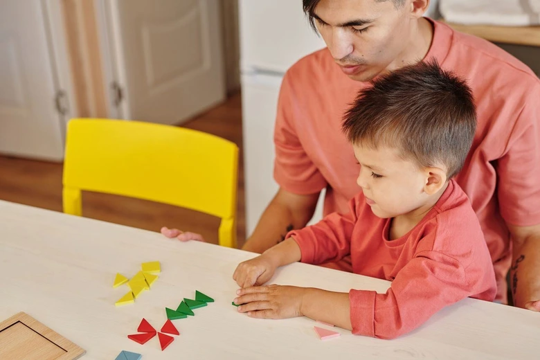 Orang tua berdiskusi dengan anak dalam menerapkan cara mengatur waktu belajar dan bermain anak.
