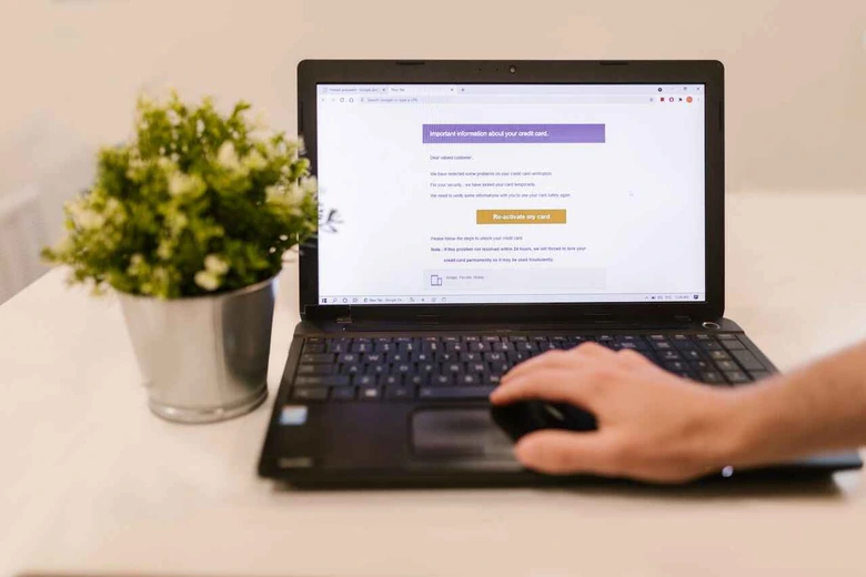 Proses mengisi formulir pendaftaran online sebagai langkah akhir cara daftar les privat semester baru.