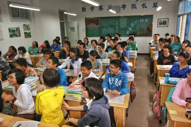 Suasana fokus belajar di kelas yang menjadi bagian penting dari adaptasi anak masuk sma.