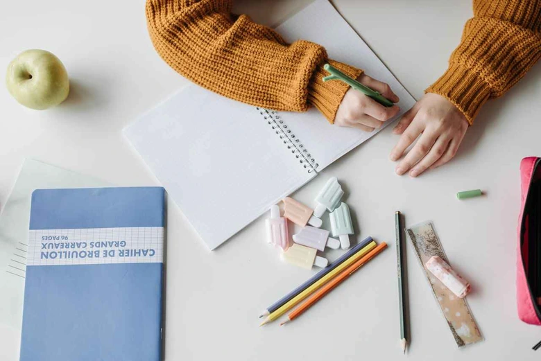 Siswa sedang fokus menulis dan belajar dalam sesi les privat pendampingan penyesuaian kurikulum.