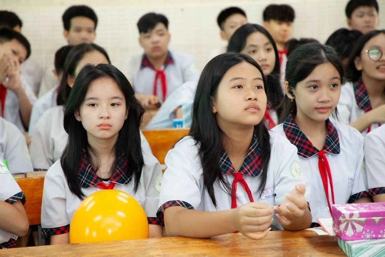 Suasana belajar kelompok yang menyenangkan untuk mempraktikkan cara membantu anak beradaptasi dengan teman baru.