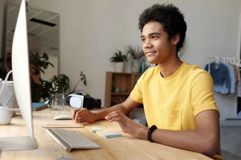 Siswa SMA sedang serius belajar menghadapi laptop, menunjukkan investasi pada biaya les privat awal tahun ajaran untuk persiapan masuk kuliah.