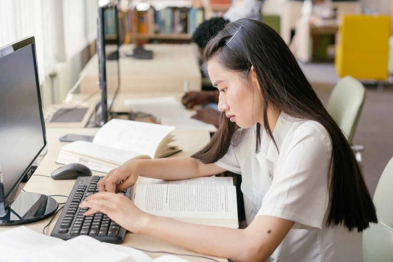 Tutor sedang menjelaskan materi matematika kepada siswa SMP, membantu orang tua merencanakan biaya les privat awal tahun ajaran.