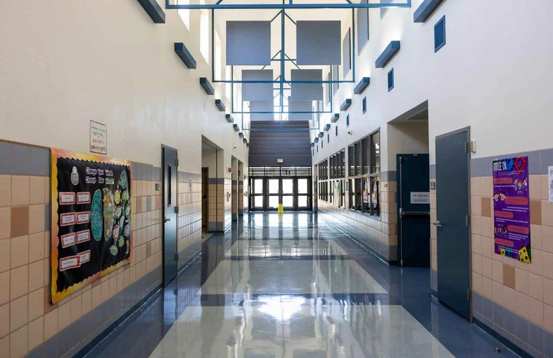 Gedung sekolah modern yang menjadi fasilitas pendukung di sma swasta terbaik di jakarta selatan