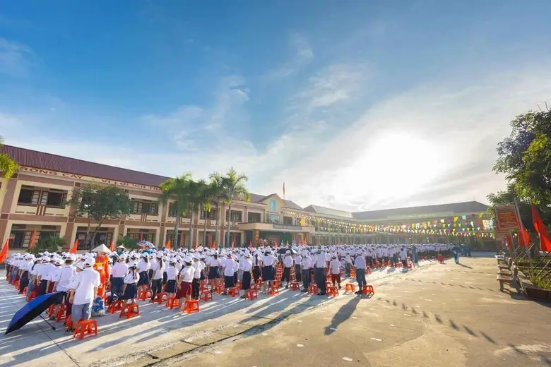 Ilustrasi gedung sekolah modern dengan fasilitas lengkap, kriteria penting smp terbaik di bekasi.