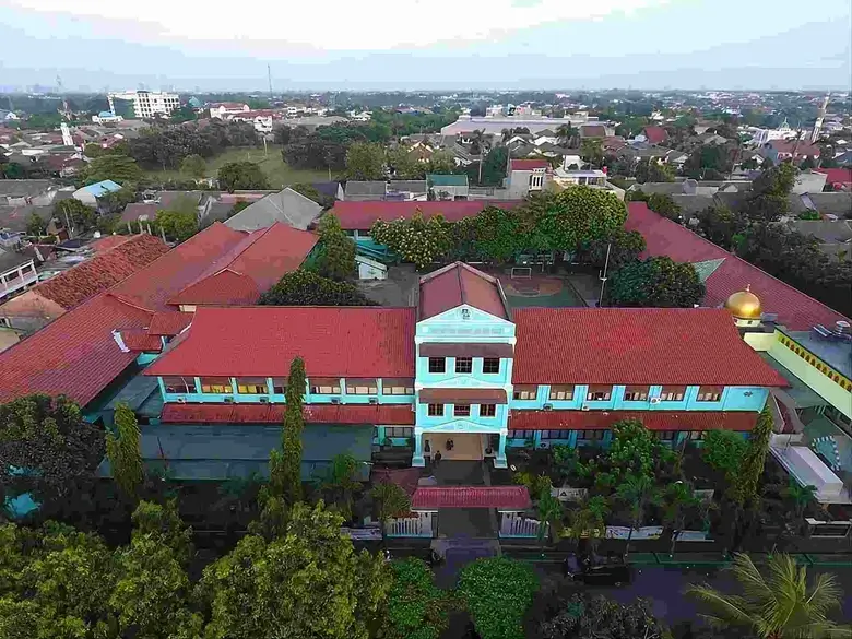 Tampak depan gedung sekolah SMP terbaik di Tangerang Selatan dengan fasilitas lengkap