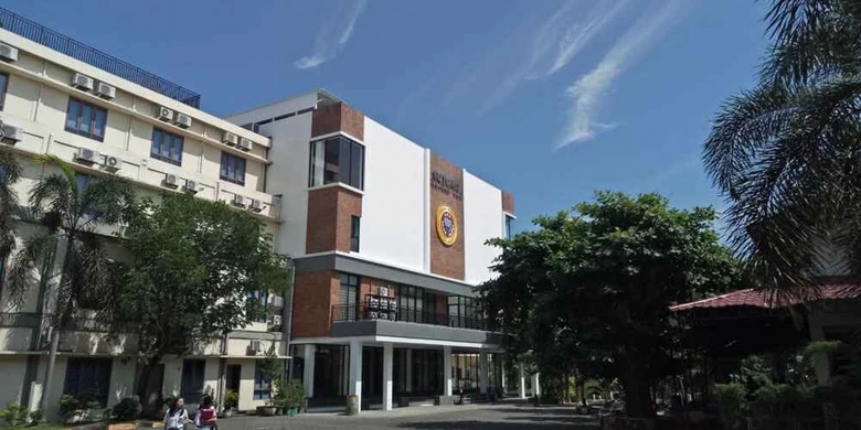 Tampak depan gedung sekolah modern yang menjadi representasi sma unggulan di medan