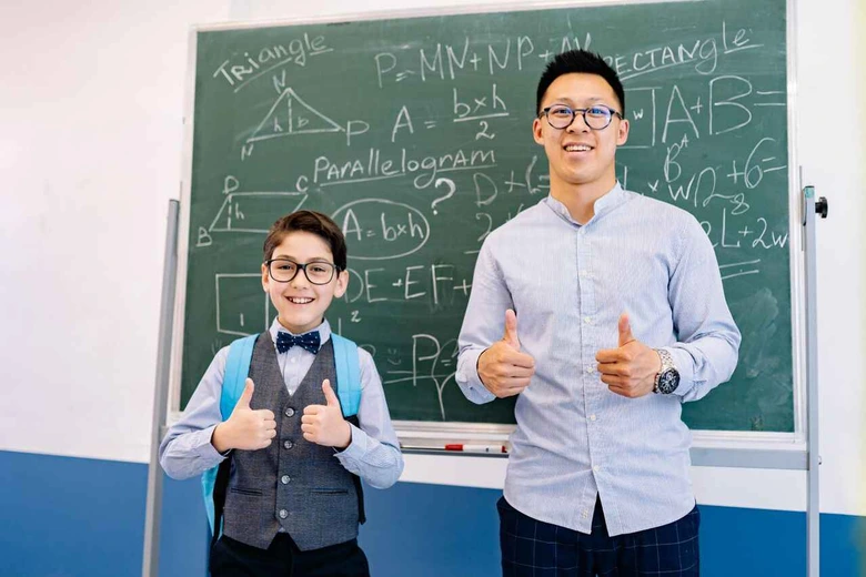 Senyum siswa yang berhasil memecahkan soal matematika bersama guru privat pendamping belajar tahun ajaran baru.