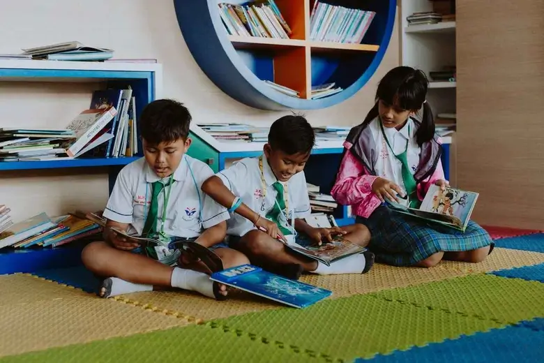 Siswa membaca buku di perpustakaan yang tenang, fasilitas wajib yang ada di smp terbaik di bekasi.