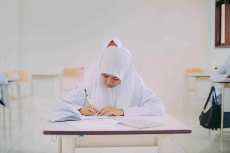 Suasana kegiatan belajar mengajar yang interaktif di dalam kelas sma terbaik di bekasi.