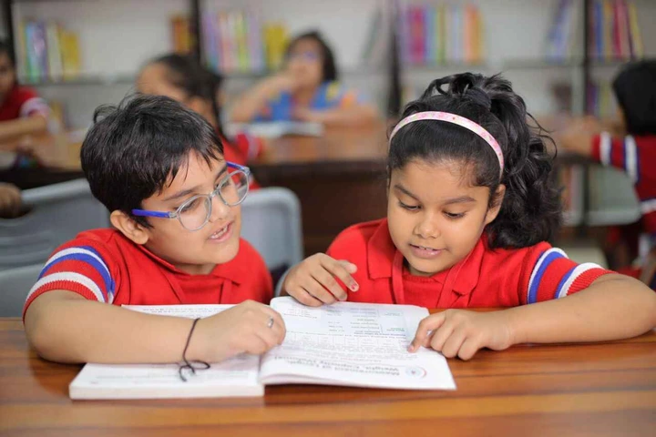 Siswa-siswi sedang belajar dengan fokus di kelas pada salah satu smp terbaik di depok