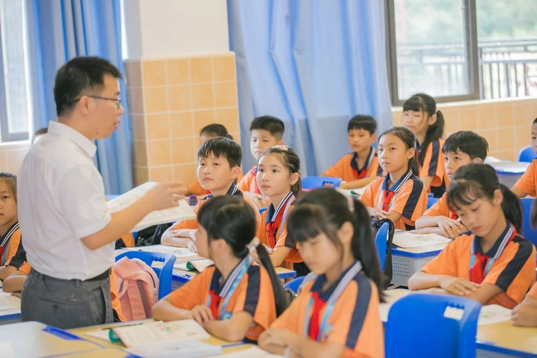 Siswa-siswi sedang belajar di dalam kelas smp terbaik di palembang