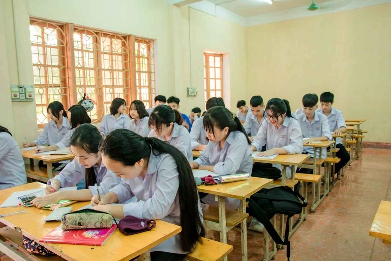 Siswa-siswi sedang fokus belajar di ruang kelas pada salah satu sma swasta terbaik di jakarta selatan