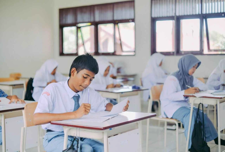 Suasana belajar siswa di dalam kelas sebagai representasi sma terbaik di jakarta timur.