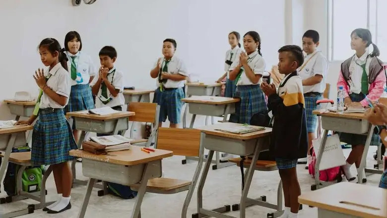 Siswa-siswi fokus belajar di dalam kelas yang nyaman di salah satu smp terbaik di bekasi.