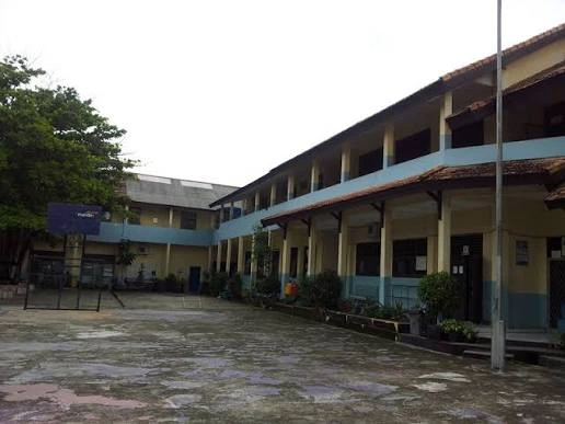 Fasad bangunan sekolah dari salah satu smp terbaik di palembang